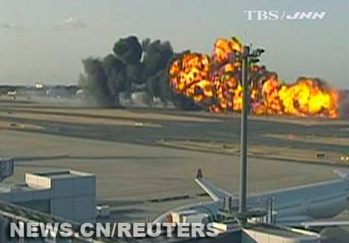 Cae avión de FedEx en aeropuerto de Tokio 2