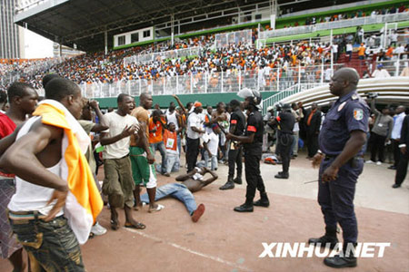 Supporters complain to security personnel at Felix Houphouet-Boigny stadium during a 2010 World Cup qualifying game between Cote d'Ivoire and Malawi, in Abidjan March 29, 2009.(Xinhua Photo)