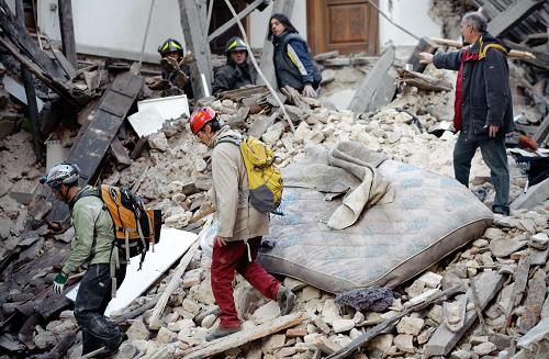 Cerca de 150 muertos y más de mil 500 heridos en terremoto en Italia 1