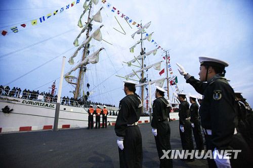 El primer buque de guerra extranjero llegó a Qingdao 5
