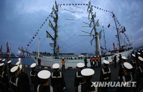 El primer buque de guerra extranjero llegó a Qingdao 7