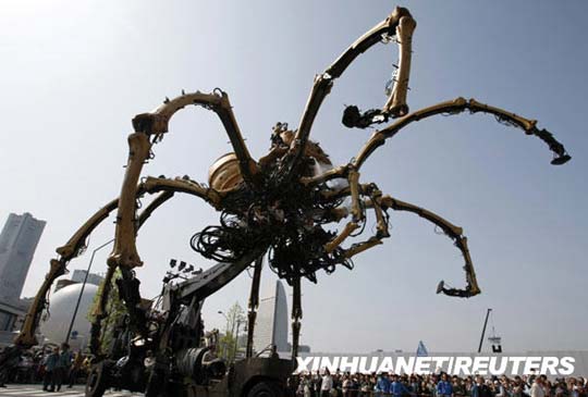 Araña mecánica de 37 toneladas de peso aparece en Yokohama 1