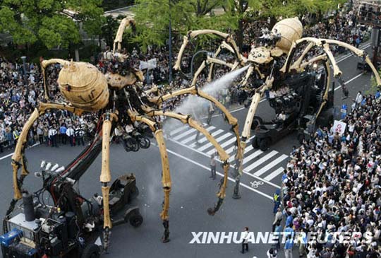 Araña mecánica de 37 toneladas de peso aparece en Yokohama 2