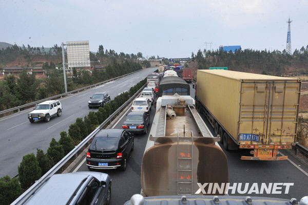 Se eleva a 19 número de muertos por choque entre autobús y camión en China 1