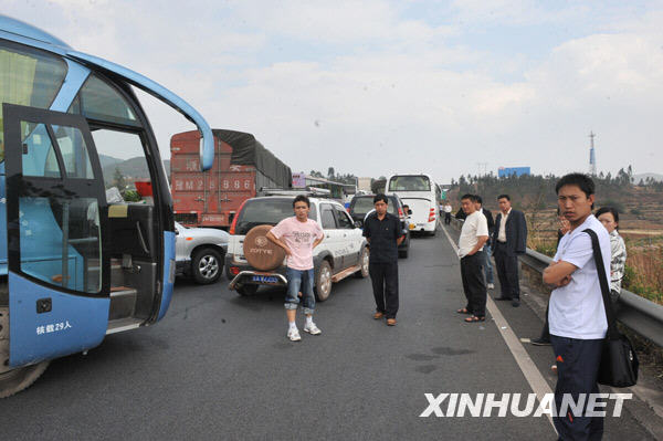 Se eleva a 19 número de muertos por choque entre autobús y camión en China 2
