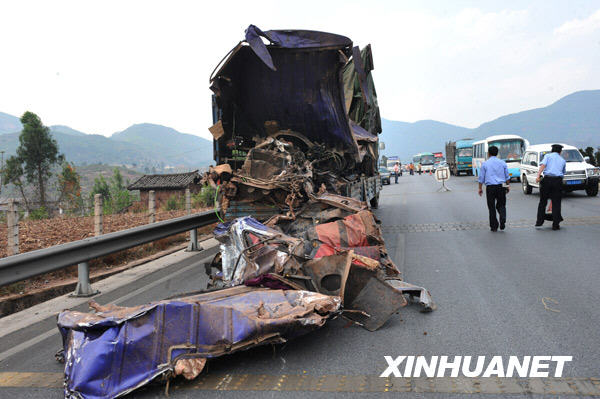 Se eleva a 19 número de muertos por choque entre autobús y camión en China 3