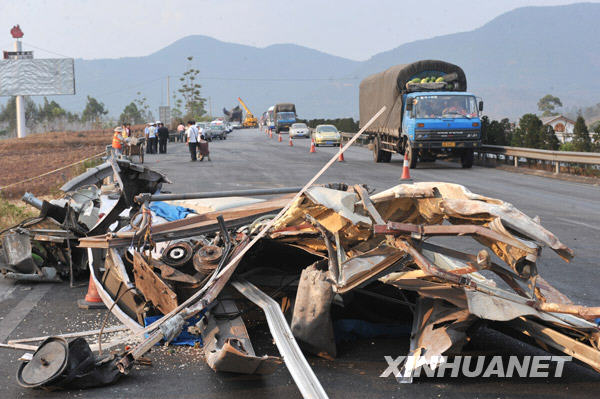 Se eleva a 19 número de muertos por choque entre autobús y camión en China 5
