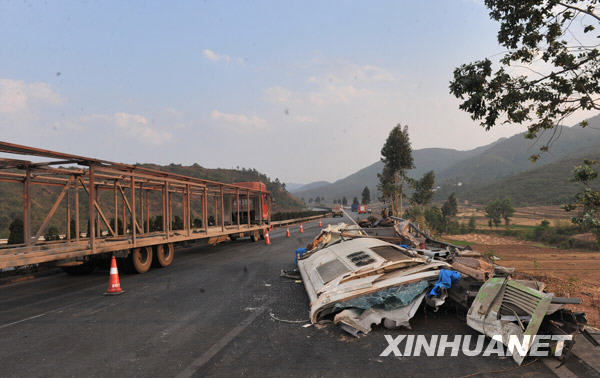 Se eleva a 19 número de muertos por choque entre autobús y camión en China 6