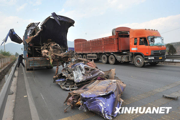 Se eleva a 19 número de muertos por choque entre autobús y camión en China 7