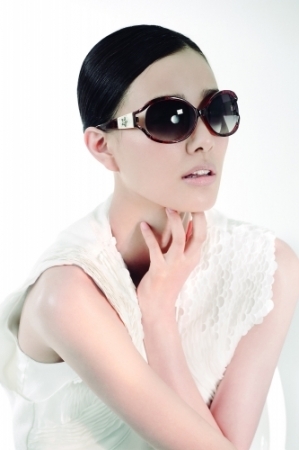 Son Tae-yeong ostenta gafas para Vogue 5