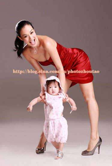 Mamá caliente Christy Chung y su bebé adorable 6