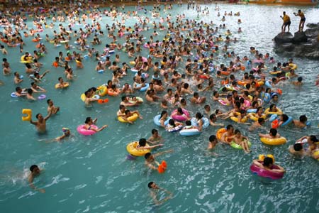Turistas se precipitan al Mar Muerto de China 1