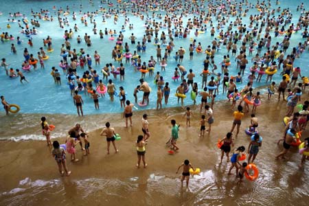 Turistas se precipitan al Mar Muerto de China 2