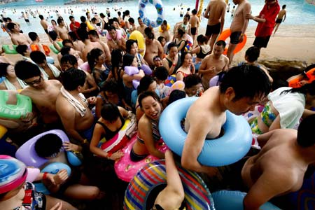 Turistas se precipitan al Mar Muerto de China 3
