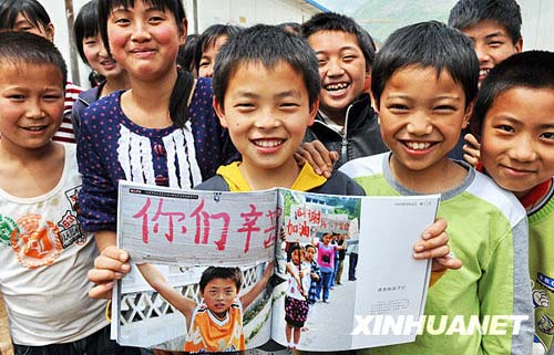 El primer aniversario del terremoto de Wenchuan: caras sonrientes1