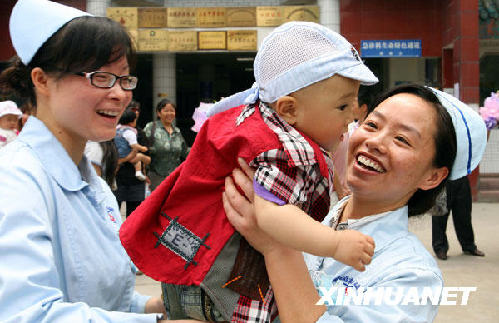 Se reunen los bebés en el terremoto después de un año6