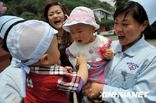 Se reunen los bebés en el terremoto después de un año9