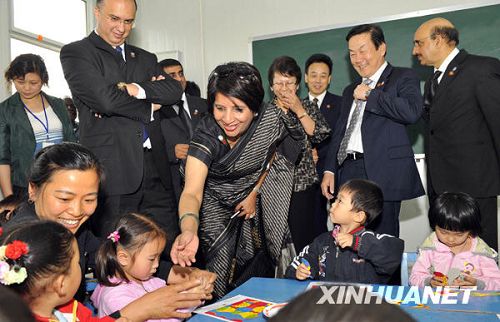 Los enviados diplomáticos acreditados en China visitan las zonas afectadas por terremoto en Sichuan4