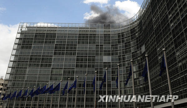 Se registra incendio en edificio de Comisión de UE 6