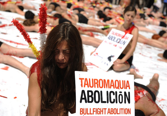 protestar al toro, medio desnudos 3