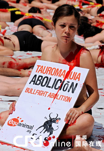 protestar al toro, medio desnudos 1