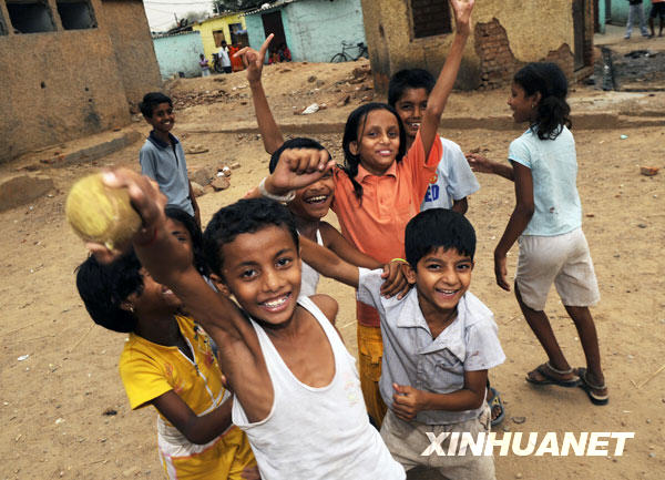 Niños en barrio bajo 3