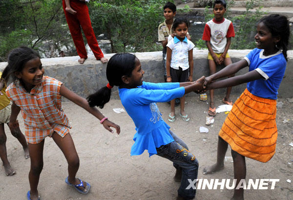 Niños en barrio bajo 2