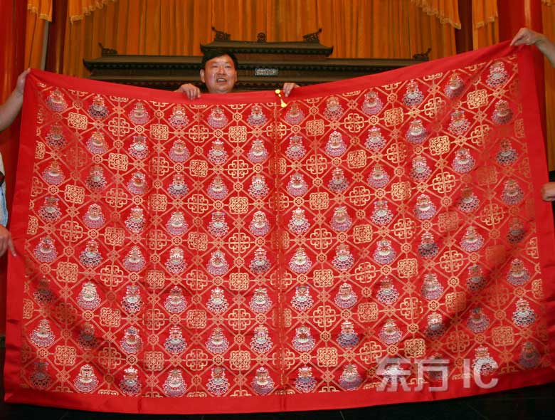 Kasaya valorada en 160.000 yuanes llega el templo Shaolin 1