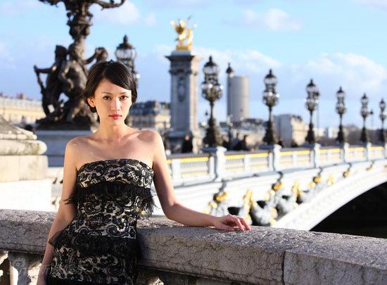 Joe Chen posa en París 3