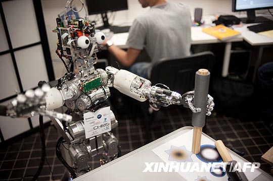 iCub, el robot que aprenderá como un niño2