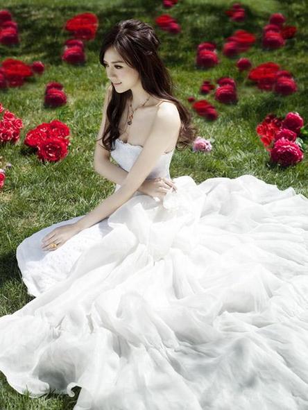 Actress Zhou Weitong en vestido de novia 3
