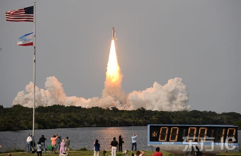 EEUU-Espacio-Despega -transbordador- espacial -Endeavour 42