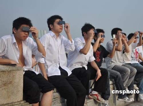 Cuando -empieza -eclipse solar - China 10