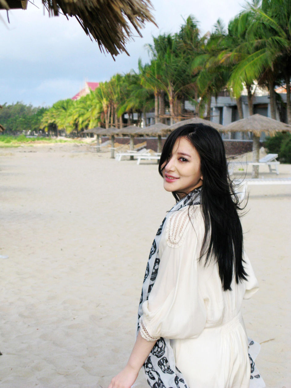 Actriz Xiong Naijin en la playa 2