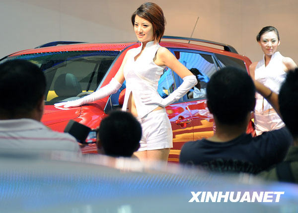 Modelos guapas en la Feria Internacional de Automóviles de Changchun 8