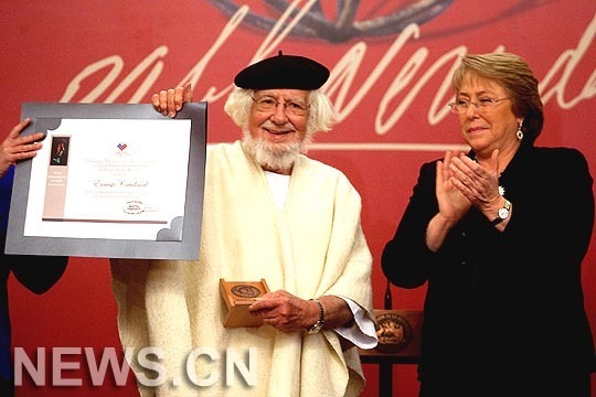 Ernesto Cardenal recibe en Chile Premio Iberoamericano Pablo Neruda 1