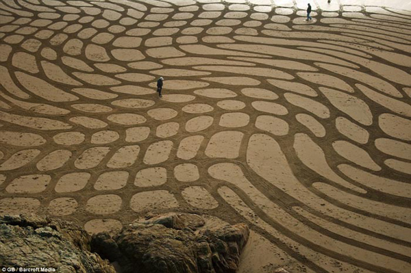 Increíbles dibujos hechos en la arena de la playa 1