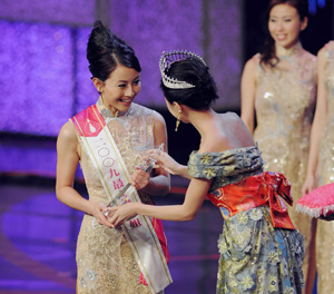 Sandy Lau coronada Miss HK 2009 9