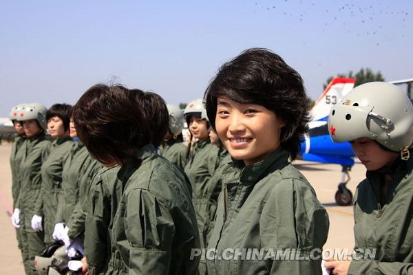 Pilotos mujeres de la caza de China cambian el uniforme 2