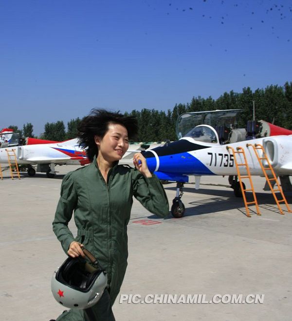 Pilotos mujeres de la caza de China cambian el uniforme 3