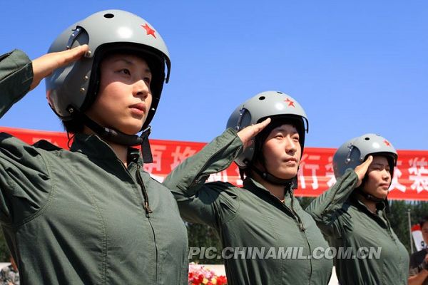 Pilotos mujeres de la caza de China cambian el uniforme 7