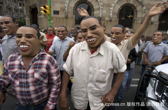 Campesinos mexicanos bajo máscaras de Obama en protesta contra la confiscación de sus tierras 2