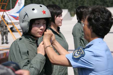 Pilotos mujeres de caza a reacción vestidos con nuevos trajes 5