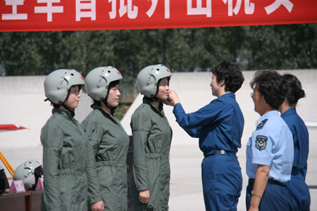 Pilotos mujeres de caza a reacción vestidos con nuevos trajes 6