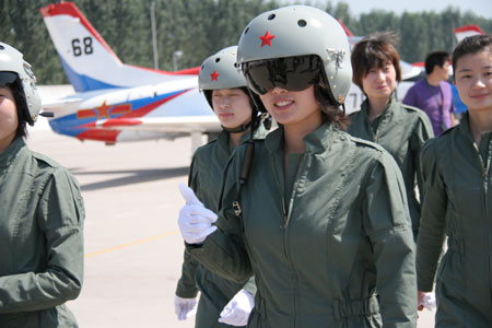 Pilotos mujeres de caza a reacción vestidos con nuevos trajes 7