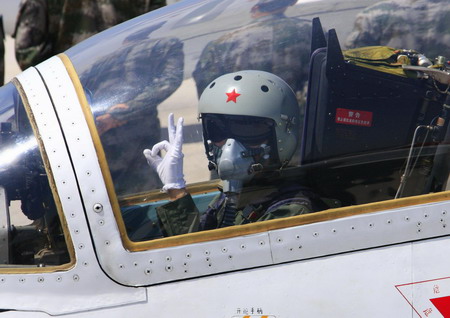 Pilotos mujeres de caza a reacción vestidos con nuevos trajes 9