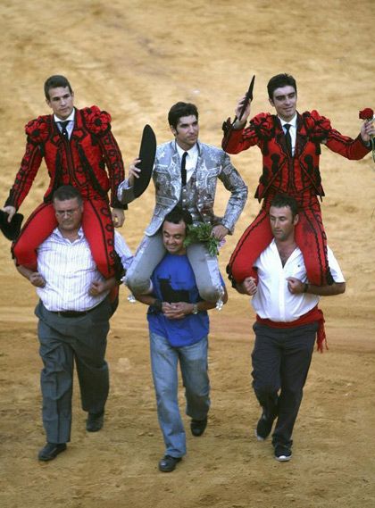 torero-guapo-Armani-Cayetano Rivera 7