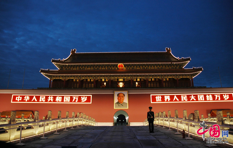 Un Tian&apos;anmen iluminado espera el Día Nacional3