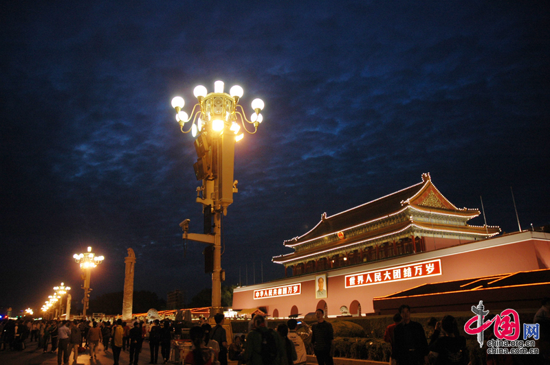 Un Tian&apos;anmen iluminado espera el Día Nacional6