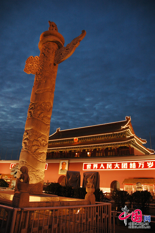 Un Tian&apos;anmen iluminado espera el Día Nacional6